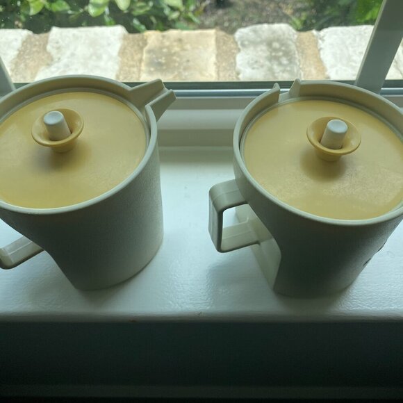 Vintage Tupperware Sugar and Creamer set in Almond and Gold - Picture 12 of 15